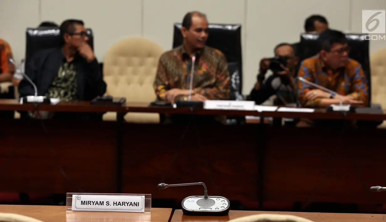 Bangku kosong anggota DPR Komisi II Fraksi Hanura Miryam Haryani saat rapat lanjutan Pansus Angket KPK di Gedung KK I Nusantara, Kompleks Parlemen Senayan, Jakarta, Senin (19/6). Miryam tidak hadir dalam pertemuan tersebut. (Liputan6.com/Johan Tallo)