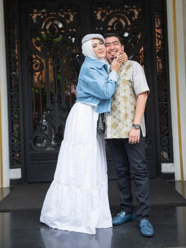 7 Potret Mesra Ustaz Solmed dan April Jasmine yang Jarang Tersorot