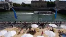 Di pantai buatan ini, traveler bisa melakukan berbagai aktivitas layaknya pantai sungguhan, Perancis, Rabu (22/7/2015).  Tahun ini adalah edisi ke-14 dari Paris Plages, acara budaya dan wisata utama di Paris selama musim panas. (AFP Photo/Miguel Medina)