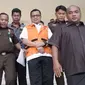 Petugas menggiring Kepala Dinas Pendidikan Riau yang terjerat korupsi perjalanan dinas. (Liputan6.com/M Syukur)