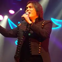 Vokalis Once Mekel turut membawakan sejumlah lagu hits milik Dewa 19 dalam konser 20 tahun album Bintang Lima di Kota Bandung, Sabtu (15/2/2020). (Liputan6.com/Huyogo Simbolon)