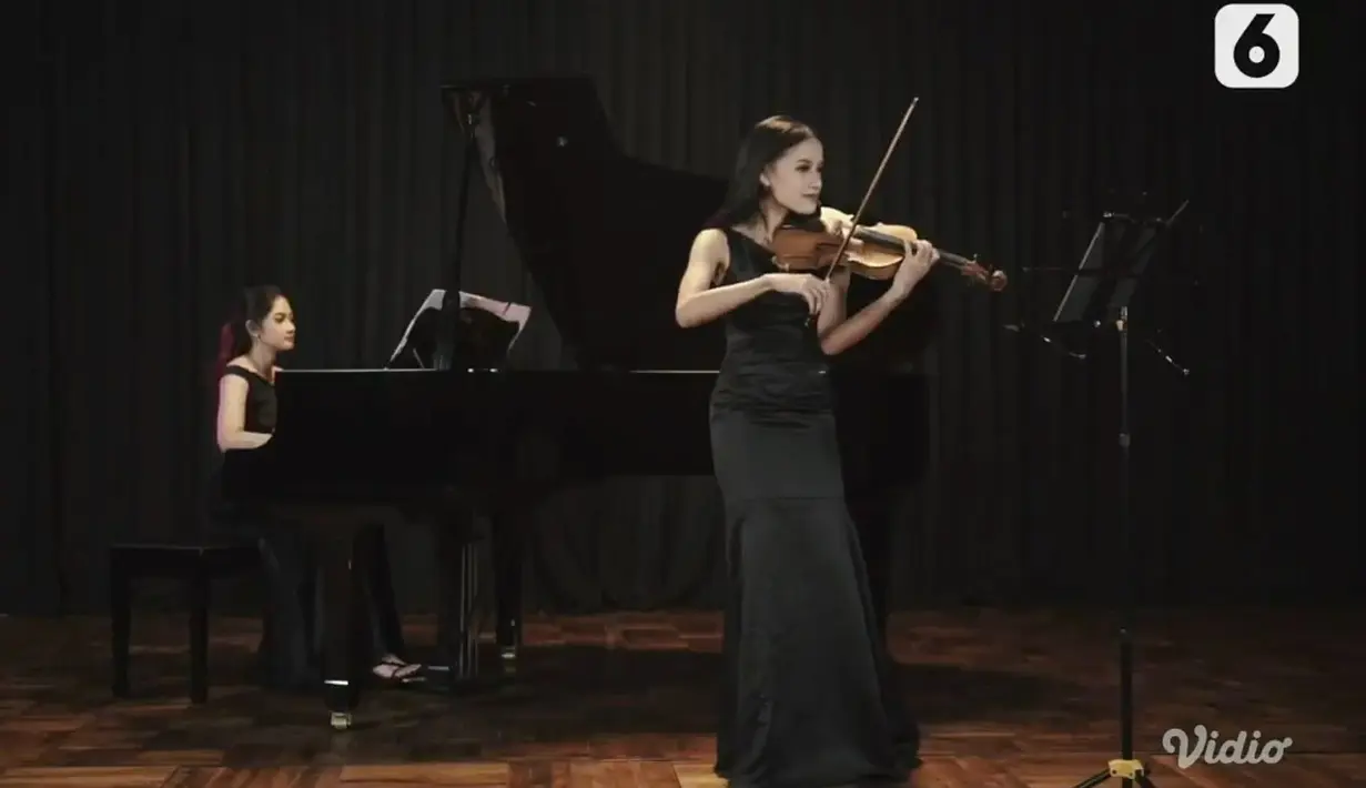 Alunan musik instrumental piano dan biola Duo Klasik pada acara Anugerah Perempuan Hebat 2021 yang digelar secara daring oleh Liputan6.com. Anugerah Perempuan Hebat yang ketiga diselenggarakan bertepatan pada Hari Kartini 21 April 2021 mengusung tema Tetap Hebat di Masa Pandemi. (Liputan6.com)