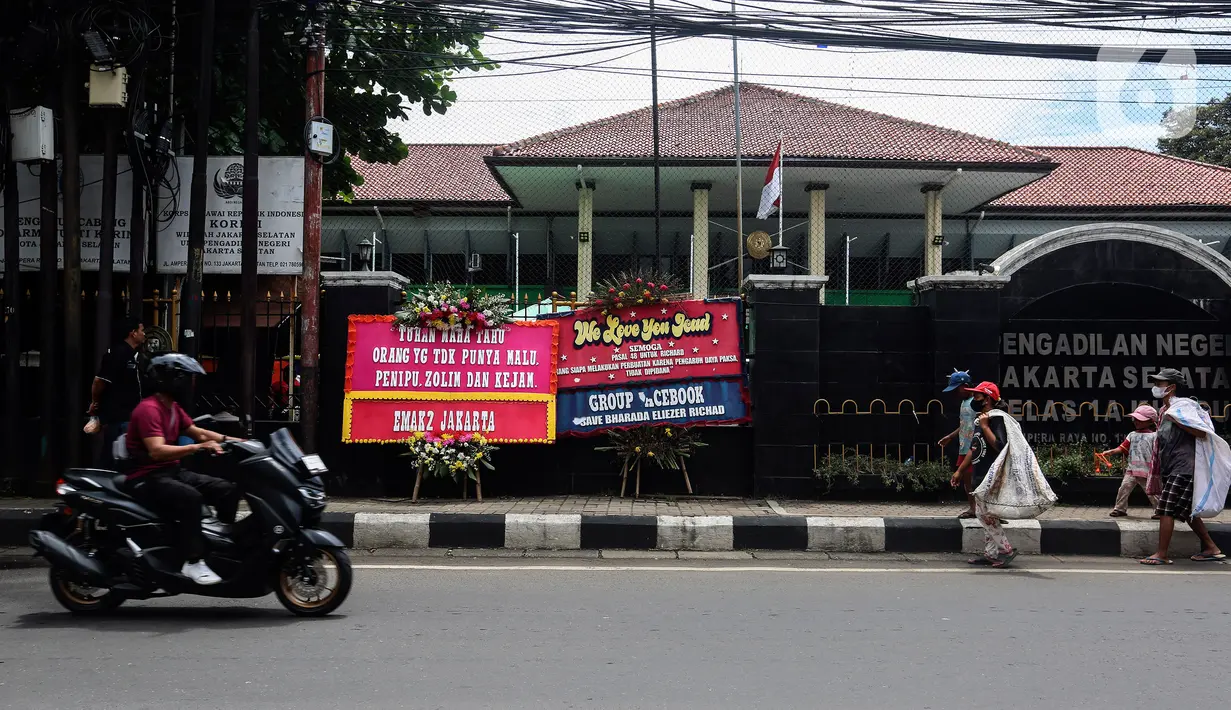 Karangan bunga terlihat saat sidang pembacaan vonis Ferdy Sambo dan Putri Candrawathi dalam kasus pembunuhan Brigadir Nofriansyah Yoshua Hutabarat di depan Pengadilan Negeri Jakarta Selatan, Senin (13/2/2023). Majelis hakim dijadwalkan membacakan vonis terdakwa Ferdy Sambo dan Putri Candrawathi. Sebelumnya Sambo dituntut hukuman penjara seumur hidup, sementara Putri penjara delapan tahun. (Liputan6.com/Johan Tallo)