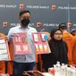 Kapolres Garut AKBP Wirdhanto Hadicaksono, didampingi Kasat Narkotika menunjukan barang bukti penyalahgunaan obat terlarang, dalam rilis kasus di Mapolres Garut, Kamis (15/12/2022). (Liputan6.com/Jayadi Supriadin)
