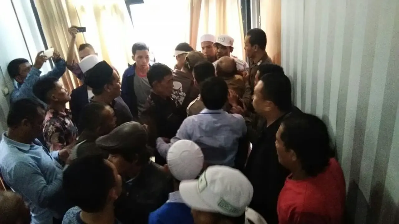 Anggota DPRD Karawang Dikeroyok Massa Gara-Gara Meme Amien Rais
