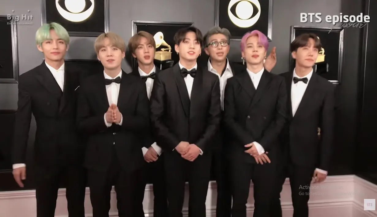 Ini adalah penampilan ketujuh member BTS saat menghadiri Grammy Award di Los Angeles tahun 2019. Tuksedo yang dikenakan oleh Jin, V, Jungkook, Jimin, Suga, dan RM adalah rancangan dari desainer Korea JayBaek Couture, sedangkan J-Hope mengenakan rancangan Kim Seo Ryong. Foto: Youtube Bangtan TV.