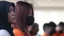 Untuk diketahui, operasi Wira Waspada merupakan kegiatan pengawasan keimigrasian yang dilakukan secara nasional dengan sasaran utama tenaga kerja asing (TKA), baik yang berada di kawasan pertambangan maupun di luar wilayah pertambangan. Tampak dalam foto, salah satu Warga Negara Asing (WNA) yang terjaring Operasi Wira Waspada 2025 diperlihatkan saat rilis di Gedung Direktorat Jenderal Imigrasi, Jakarta Selatan, Selasa (16/12/2025). (merdeka.com/Arie Basuki)
