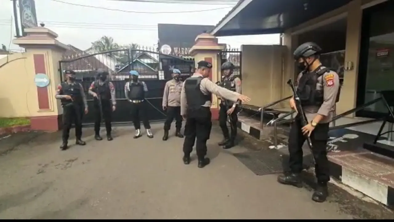 Petugas Polres Tasikmalaya melalukan penjagaan ketat bagi seluruh pengunjung yang datang setelah informasi penyerangan bom bunuh diri itu beredar. (Liputan6.com/Jayadi Supriadin)
