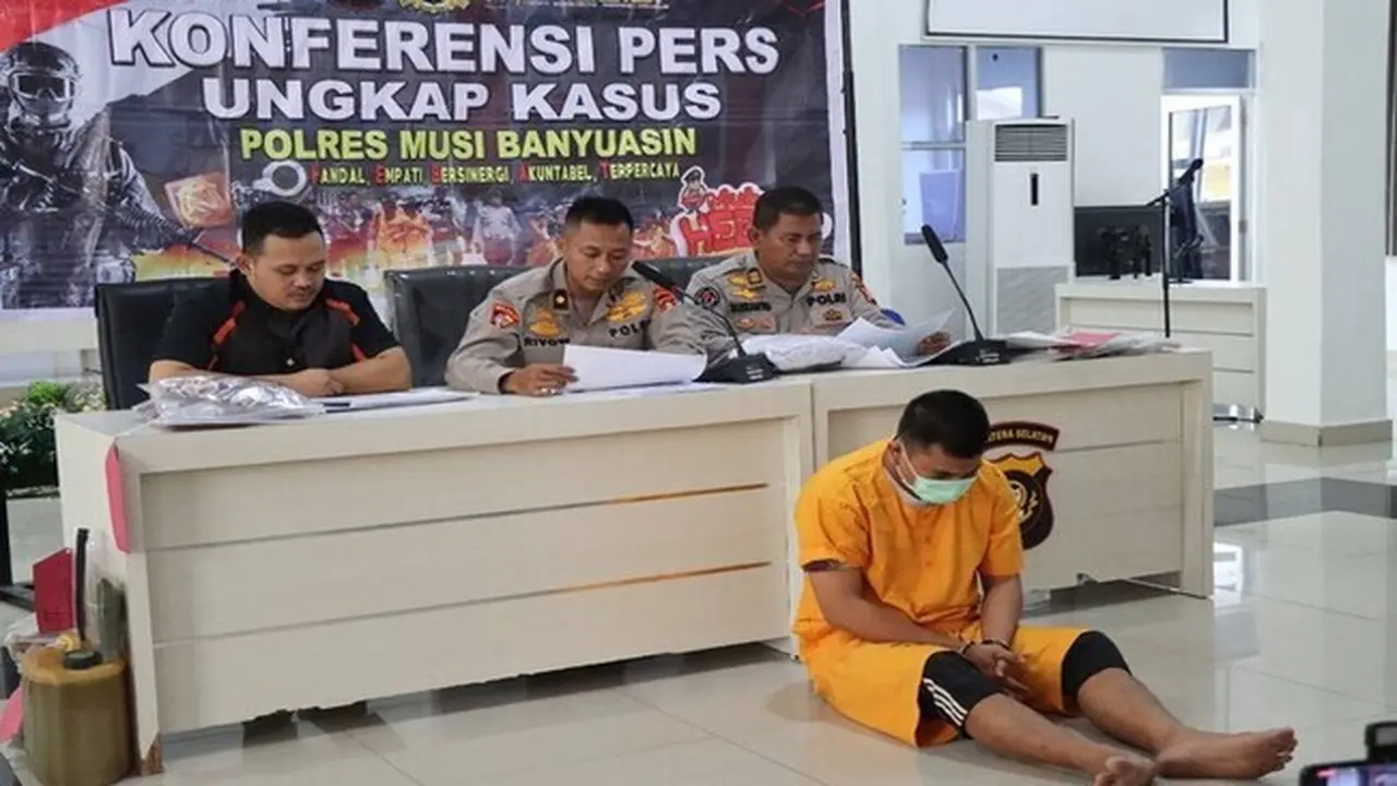 Herlin Sofian Patjarih (35), karyawan di Musi Banyuasin ditangkap polisi usai dilaporkan menggelapkan uang perusahaan sebesar Rp266 juta untuk bermain judi.