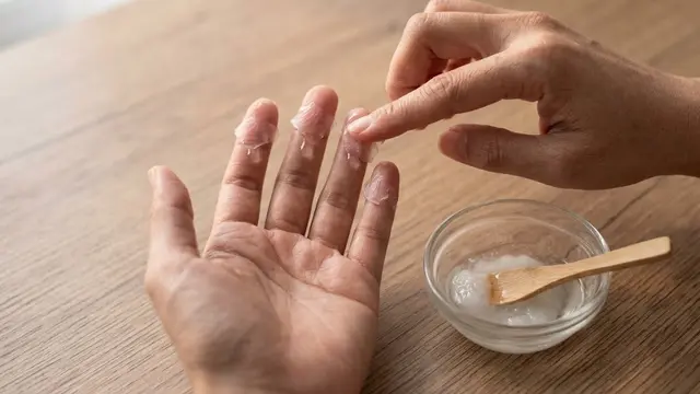 Cara Menghilangkan Lem Korea di Tangan dengan Garam, Lemon, dan Deterjen