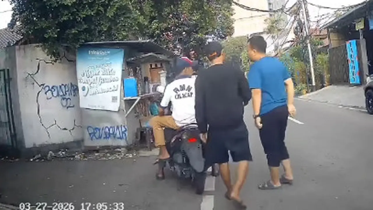 Video viral aksi pemalakan terhadap pengemudi mobil diduga berpelat luar di Kebon Kacang, Jakarta Pusat.