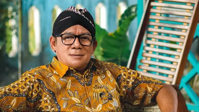Mathias Muchus sebagai Pak Broto dalam Losmen Bu Broto. (Foto: Dok. Instagram @paragonpictures.id)