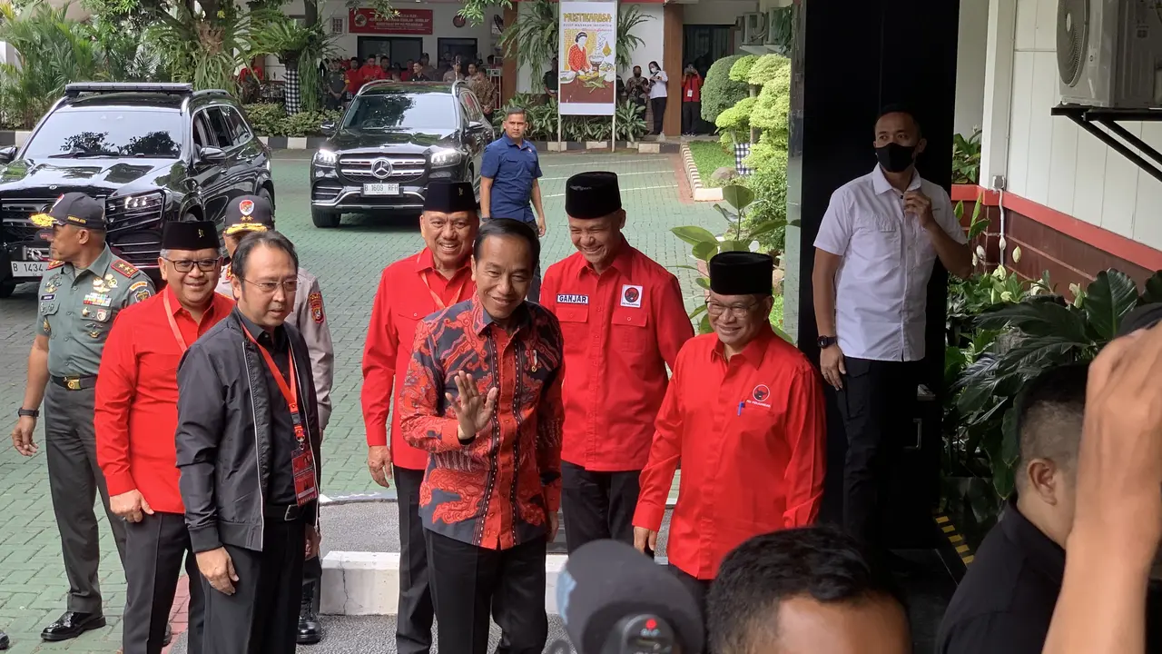 Presiden RI Joko Widodo (Jokowi) tiba di Sekolah Partai, Jalan Raya Lenteng Agung, Jakarta Selatan, Selasa (6/6/2023) untuk menghadiri Rapat Kerja Nasional (Rakernas) III PDIP.