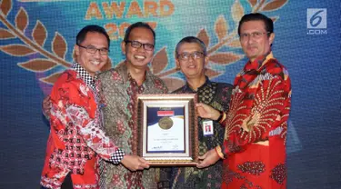 Dirut  Mandiri Inhealth Iwan Pasila (kiri) menerima penghargaan di Indonesia Insurance Consumer Choice Award 2017, Rabu (27/9).  Ini sebagai Apresiasi kepada perusahaan asuransi berkinerja terbaik. (Liputan6.com)