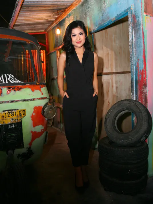 Sebuah kebanggaan bagi Delia bisa bermain dengan para senior di kencah film Tanah Air. Selain dengan Reza Rahadian, film itu juga diramaikan seperti Rano Karno, Lydia Kandou, Meriam Bellina, komedian Omas, dan lainnya. (Nurwahyunan/Bintang.com)