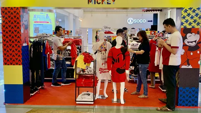 Perayaan Imlek bersama Mickey dan Minnie Mouse