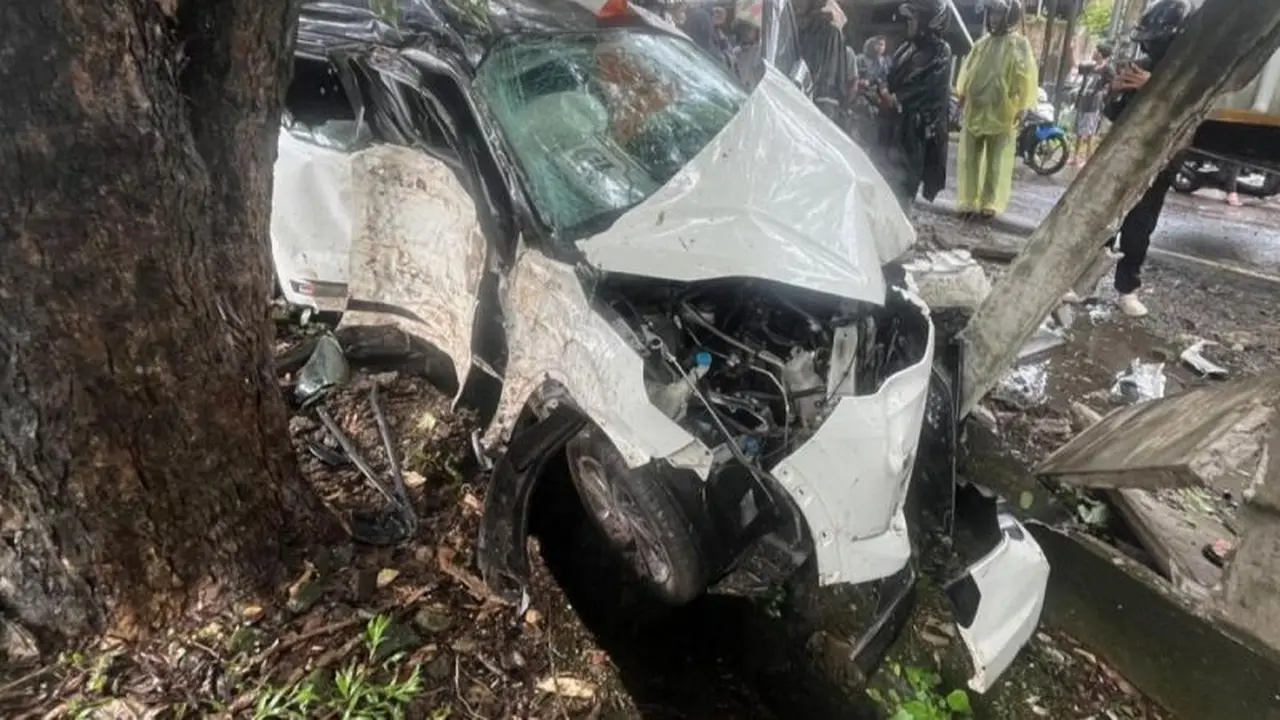 Kondisi mobil yang dikendarai istri anggota DPRD Sulsel. (Antara)