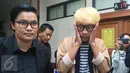 Aming saat menghadiri sidang perdana perceraiannya di Pengadilan Agama Jakarta Selatan, Kamis (23/3). Meski telah melakukan pertemuan keluarga, Aming tetap bersikukuh untuk melakukan perceraian. (Liputan6.com/Herman Zakharia)