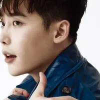 Lee Jong Suk tidak hanya cuma modal wajah yang tampan, ia juga termasuk artis Korea yang pintar. (Foto: allkpop.com)