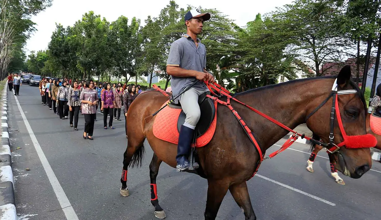 Perpaduan dua budaya dalam resepsi pernikahan kedua pasangan ini. Begitu juga saat akan dilakukan kirab. Selain menggunakan 19 unit andong, juga melibatkan bentor 50 unit. (Deki Prayoga/Bintang.com)