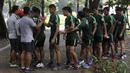 Para pemain Timnas Indonesia U-23 bersalaman dengan tim pelatih usai latihan fisik di Bukit Senayan, Jakarta, Rabu (6/3). Latihan ini merupakan persiapan jelang kualifikasi Piala AFC U-23. (Bola.com/Yoppy Renato)