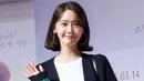 Yoona tampil casual dengan cardigan biru tua yang dipadukan dengan tshirt putih dan mini skirt. Sling bag juga bisa dipilih untuk penunjang penampilan. Dok. Pinterest