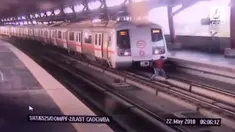 Seorang pria nekat menyeberang melewati rel kereta di Stasiun Shastri Nagar, India. Beruntung ia selamat tapi dikenai denda oleh petugas setempat.