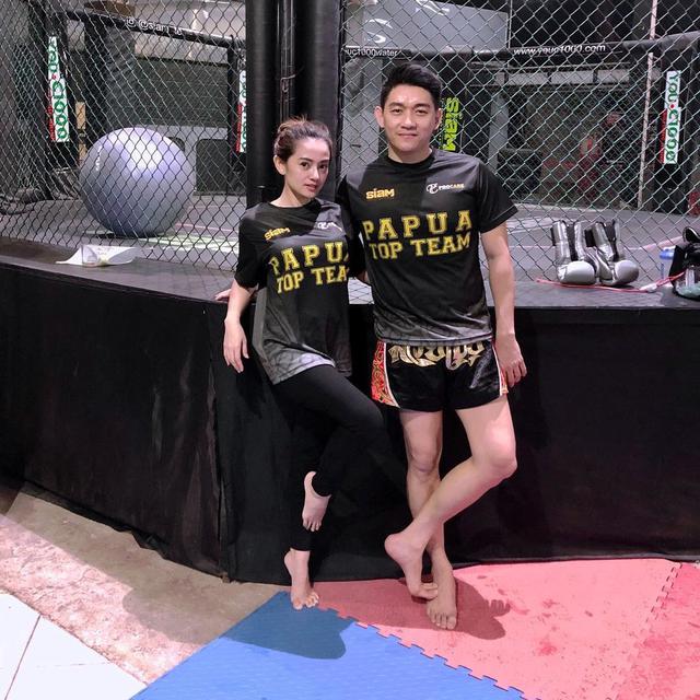 6 Momen Kompak Ifan Seventeen dan Citra Monica Pakai Baju Couple, Serasi