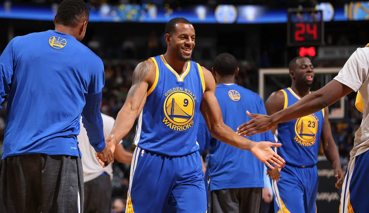 Pemain Golden State Warriors, Andre Iguodala #9 merayakan kemenangan timnya yang ke 15 secar beruntun usai mengalahkan Denver Nuggets 118-105 pada lanjutan NBA 2015-2016 di Pepsi Center, Minggu, (23/11/2015) (AFP Photo/ Doug Pensinger/Getty Images/AFP)