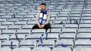 Suporter Leicester City termenung saat menyaksikan laga melawan West Ham United pada laga Liga Inggris di Stadion King Power, Minggu (28/5/2023). The Foxes resmi degradasi setelah mengakhiri musim di urutan 18 klasemen akhir dengan 34 poin. (AFP/Darren Staples)