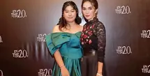 Pertama, di acara prom night jelang wisuda putri sulungnya Nur Amalia Putri, Ussy tampil cantik dan awet muda mengenakan atasan brokat hitam dipadu midi skirt dan leather belt Dior.