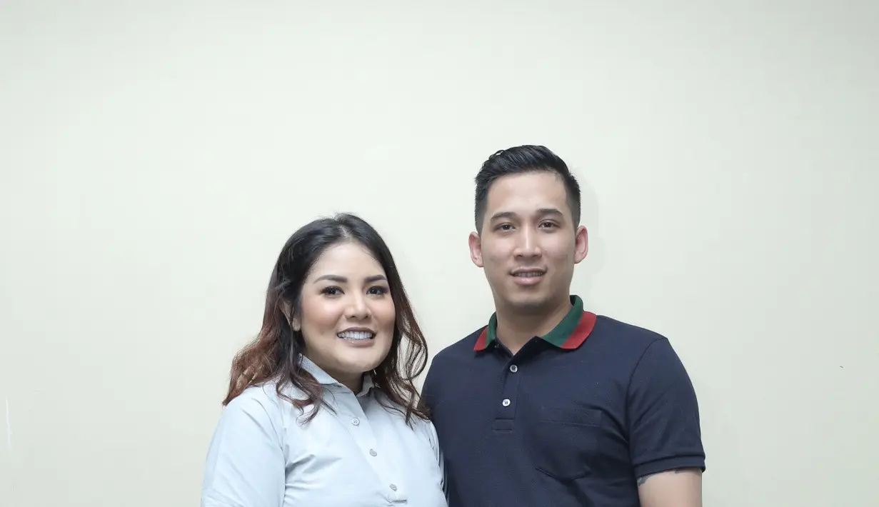 "Jadi anak kedua lebih tenang dari anak pertama. Karena yang pertama sudah lihat semuanya dari awal. Dia dari awal ikut masuk ruang operasi tapi nggak yang diri terus didepan aku. Dia samping aku persis, menemani," ujar Nindy.(Galih W. Satria/Bintang.com)