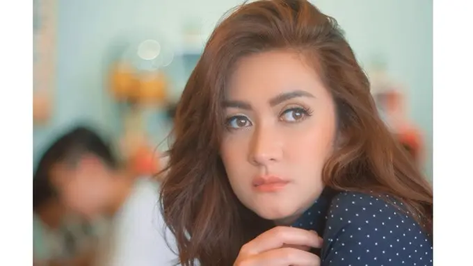 Biasa Makeup Tebal, Ini 6 Potret Nafa Urbach Tampil Natural