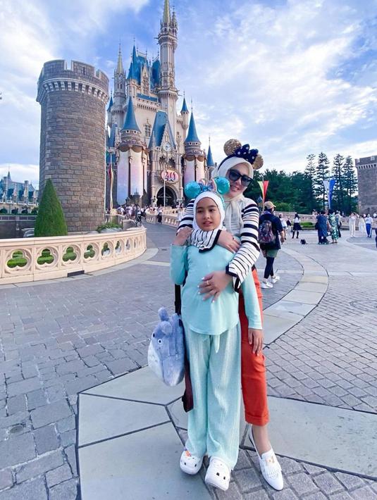 Berfoto bersama keponakan, sosok Syahrini pun terlihat sudah keibuan. Tidak jarang momen saat bercanda bersama keponakan ini ia abadikan dalam media sosial Instagramnya. yang membaut para netizen mendoakannya agar lekas memiliki buah hati. (Liputan6.com/IG/@princessyahrini)