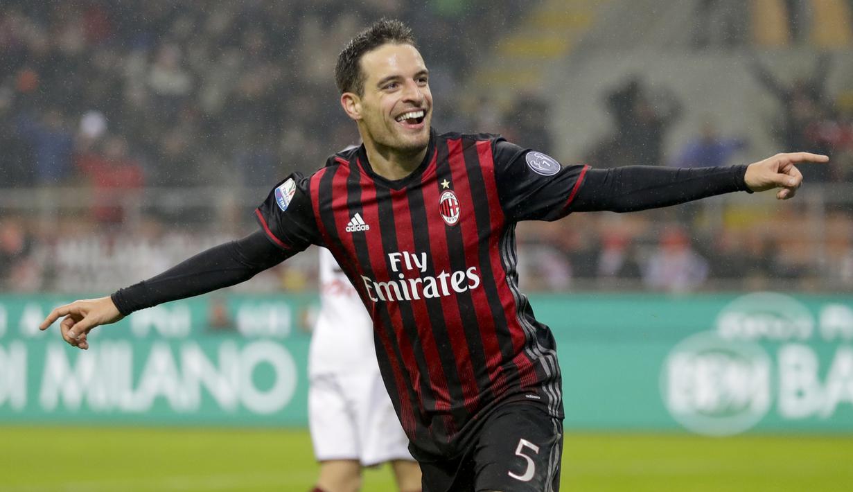 Pemain AC Milan, Giacomo Bonaventura saat merayakan gol ke gawang Torino pada laga Coppa Italia di San Siro stadium, Milan (12/1/2017). Milan menang 2-1. (AP/Antonio Calanni)