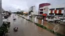  Hujan yang mengguyur Jakarta sejak Minggu (8/2) lalu, mengakibatkan tingginya genangan air di kawasan Kelapa Gading. Ketinggian banjir di kawasan ini mencapai 1 meter, Jakarta, Selasa (10/2/2015). (Liputan6.com/Faizal Fanani)