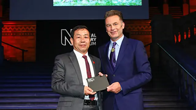 Yongqing Bao dan Chris Packham (Sumber: Getty Images Europe)