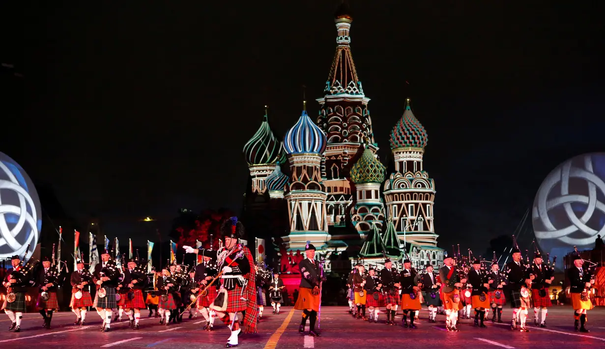 Anggota Band Militer Celtic tampil memukau selama Festival Musik Militer Internasional Menara Spasskaya di Lapangan Merah Moskow, Rusia, Jumat (26/08). (REUTERS/Sergei Karpukhin)