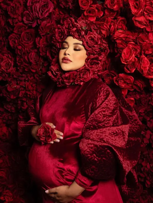 Teknik riasan satu ini membuat tampilan bibir jadi lebih bervolume dan penuh.   [Instagram/@mozawahyu]