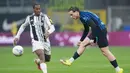 Pemain Inter Milan, Piotr Zielinski, melepaskan tendangan saat melawan Juventus di pertandingan pekan ke-25 Liga Italia 2025/2026 di Giuseppe Meazza, Minggu (15/02/2026) dini hari WIB. (Spada/LaPresse via AP)
