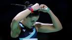Pebulu tangkis tunggal putri Spanyol, Carolina Marin memegang penjepit rambutnya saat semifinal Indonesia Open 2024 melawan wakil China, Chen Yu Fei di Istora Senayan, Jakarta, Sabtu (08/06/2024). (Bola.com/Bagaskara Lazuardi)