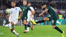 Striker Italia, Lorenzo Insigne, melepas tendangan saat melawan Yunani pada laga Kualifikasi Piala Eropa 2020 di Stadion Olimpico, Roma, Sabtu (12/10). Italia menang 2-1 atas Yunani. (AFP/Alberto Pizzoli)