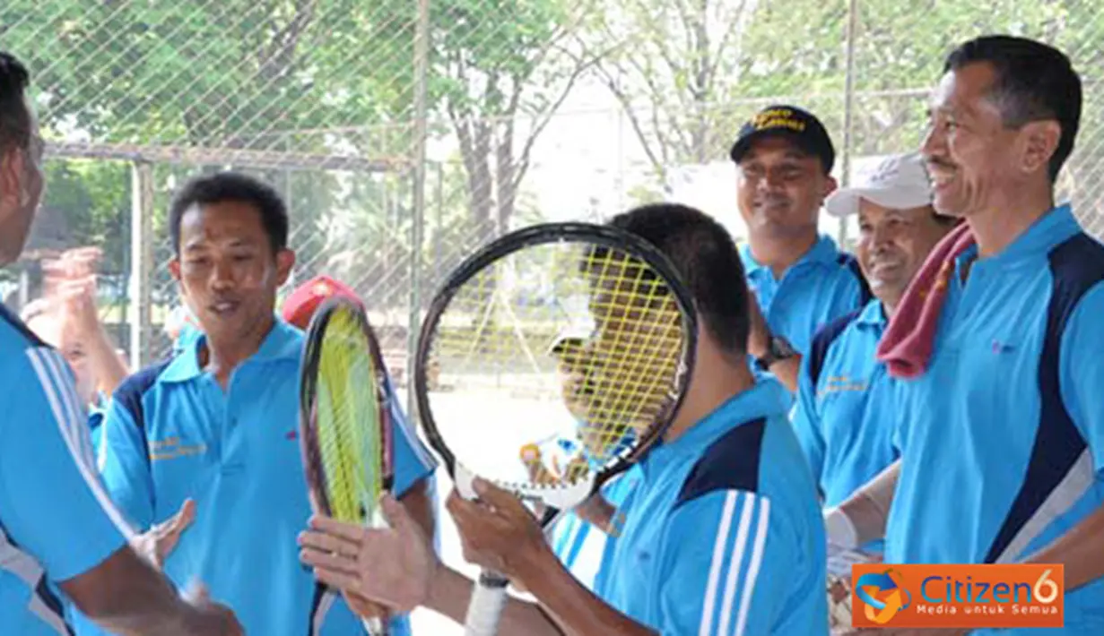 Citizen6, Surabaya: Brigjen TNI (Mar) P Verry Kunto memberikan sepasang raket kesayangannya pada PNS Bahri dan PNS Yuli pada tennis farewell game. (Pengirim: Penkobangdikal).