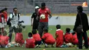 Louis Saha (tengah) memeragakan aksi dribling bola di hadapan peserta coaching clinic (Liputan6.com/ Helmi Fithriansyah)