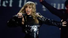 Ekspresi penyanyi Taylor Swift saat menghibur penonton dalam konser Reputation Stadium Tour di University of Phoenix Stadium, Arizona (8/5). (Rick Scuteri / Invision / AP)