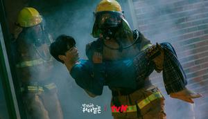 Di awal episode, masa lalu Eun Gyeol pun ditampilkan di mana kebakaran tak terduga 
terjadi saat Eun Gyeol masih kecil. Apa yang terjadi pada keluarga Eun Gyeol saat itu? (Foto: tvN via Soompi)