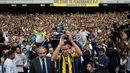 Robin van Persie mendapat sambutan hangat saat diperkenalkan secara resmi kepada publik di markas Fenerbahce, Stadion Sukru Saracoglu, Istanbul, Turki. (14/7/2015). (AFP PHOTO/OZAN KOSE)
