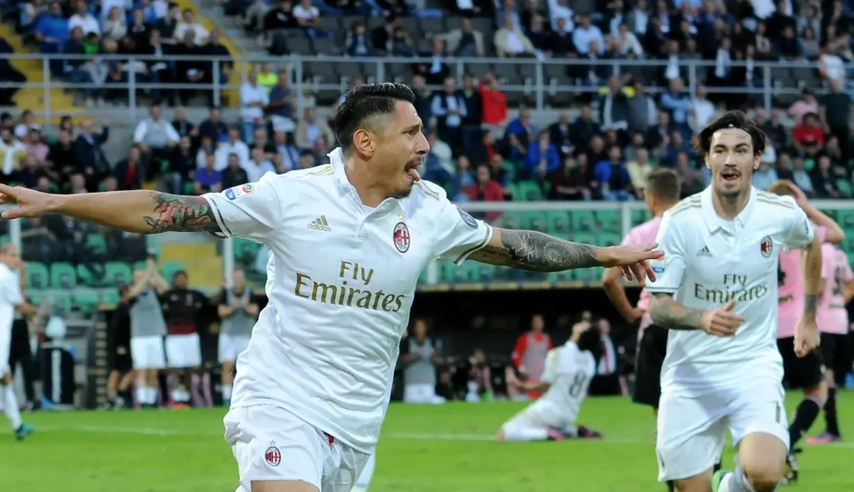 AC Milan meraih kemenangan 2-1 atas Palermo dalam laga pekan ke-12 Serie A yang berlangsung di Stadion Renzo Barbera, Minggu (6/11/2016). Gianluca Lapadula mencetak gol penentu kemenangan AC Milan. (AFP)