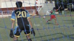 Sejumlah pemain Persija Jakarta U-17 melakukan sesi  latihan perdana usai libur lebaran di Lapangan Banteng, Jakarta, Sabtu (2/7/2017). Latihan tersebut untuk persiapan jelang Piala Suratin U-17. (Bola.com/M Iqbal Ichsan)