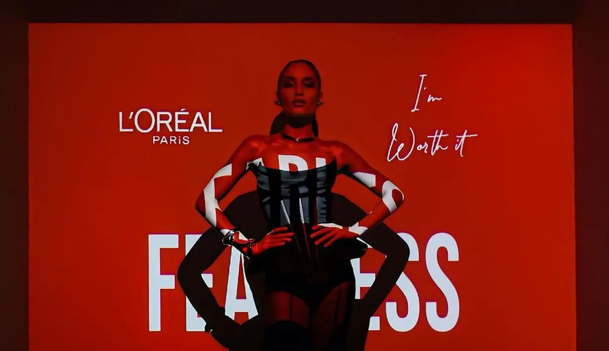 Cinta Laura, sebagai Brand Spokerspoon tentu tak ketinggalan hadir. Cinta memancarkan pesona bold dan fearless melalui pilihan busananya. [@claurakiehl/@@yudiafrn]